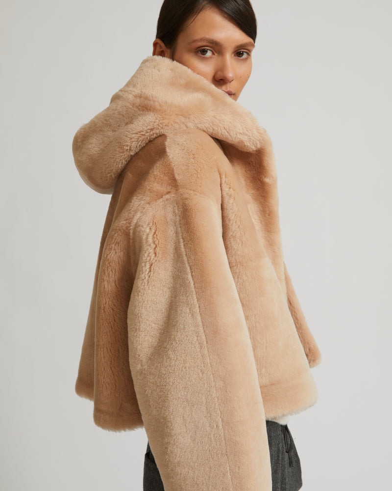 Veste courte à capuche en agneau mérinos