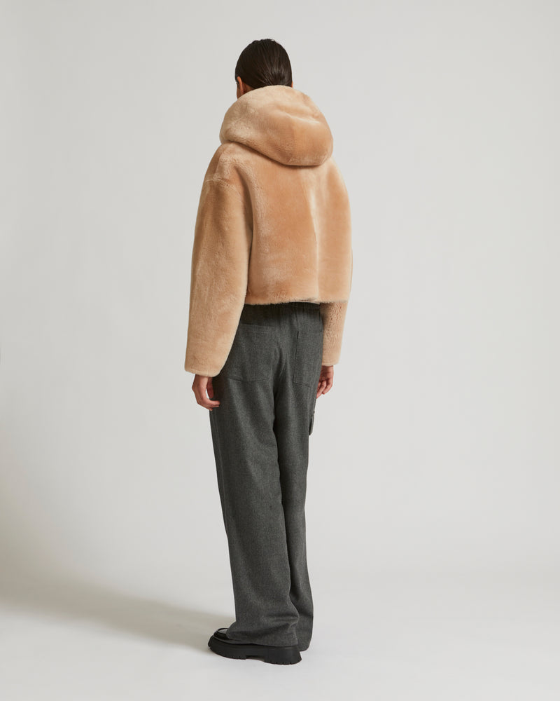 Veste courte à capuche en agneau mérinos