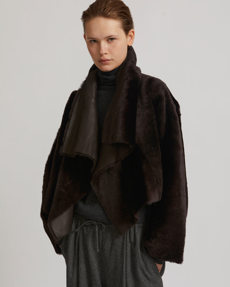 Short jacket in shearling