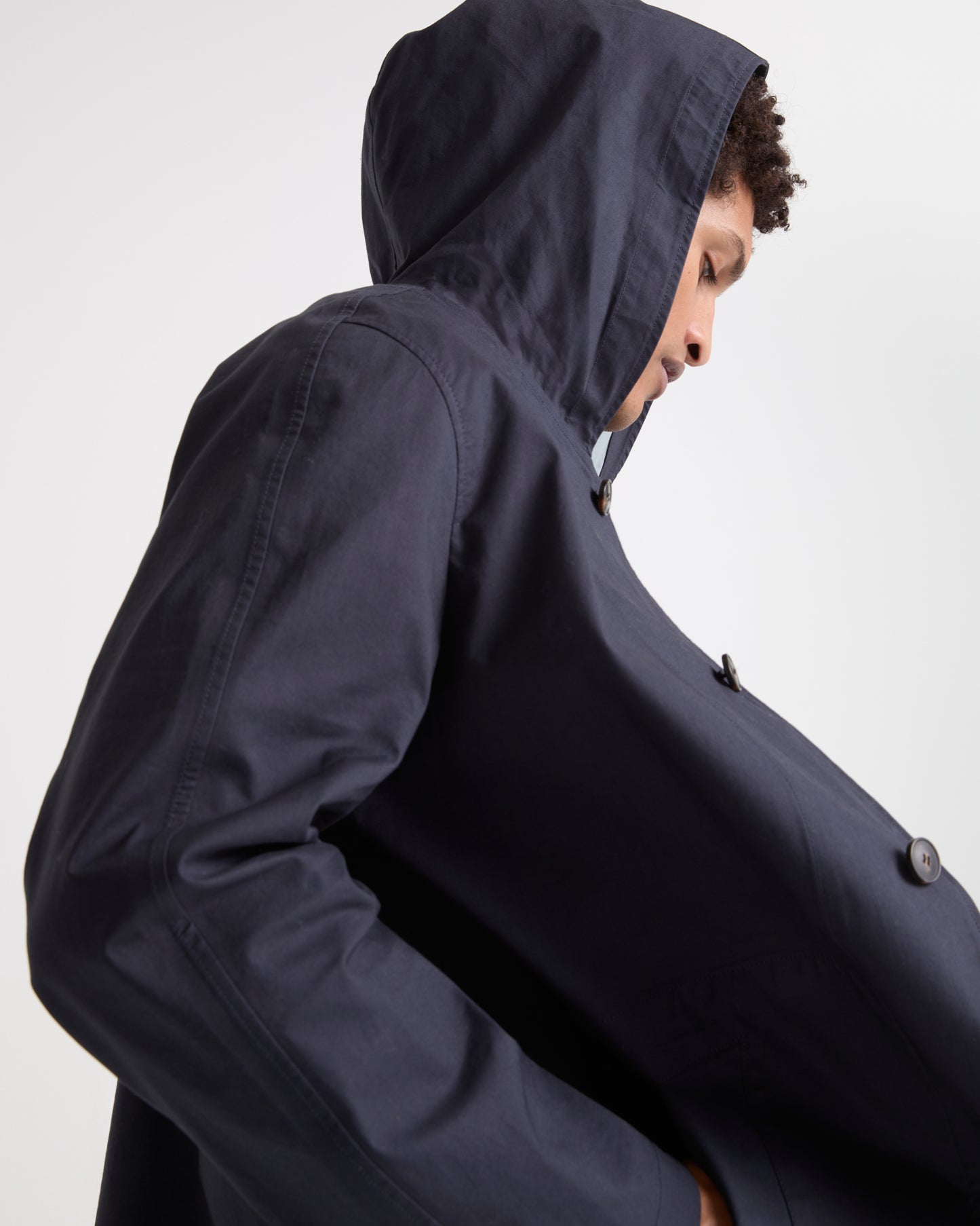 Manteau à capuche en coton double face déperlant et détails cuir
