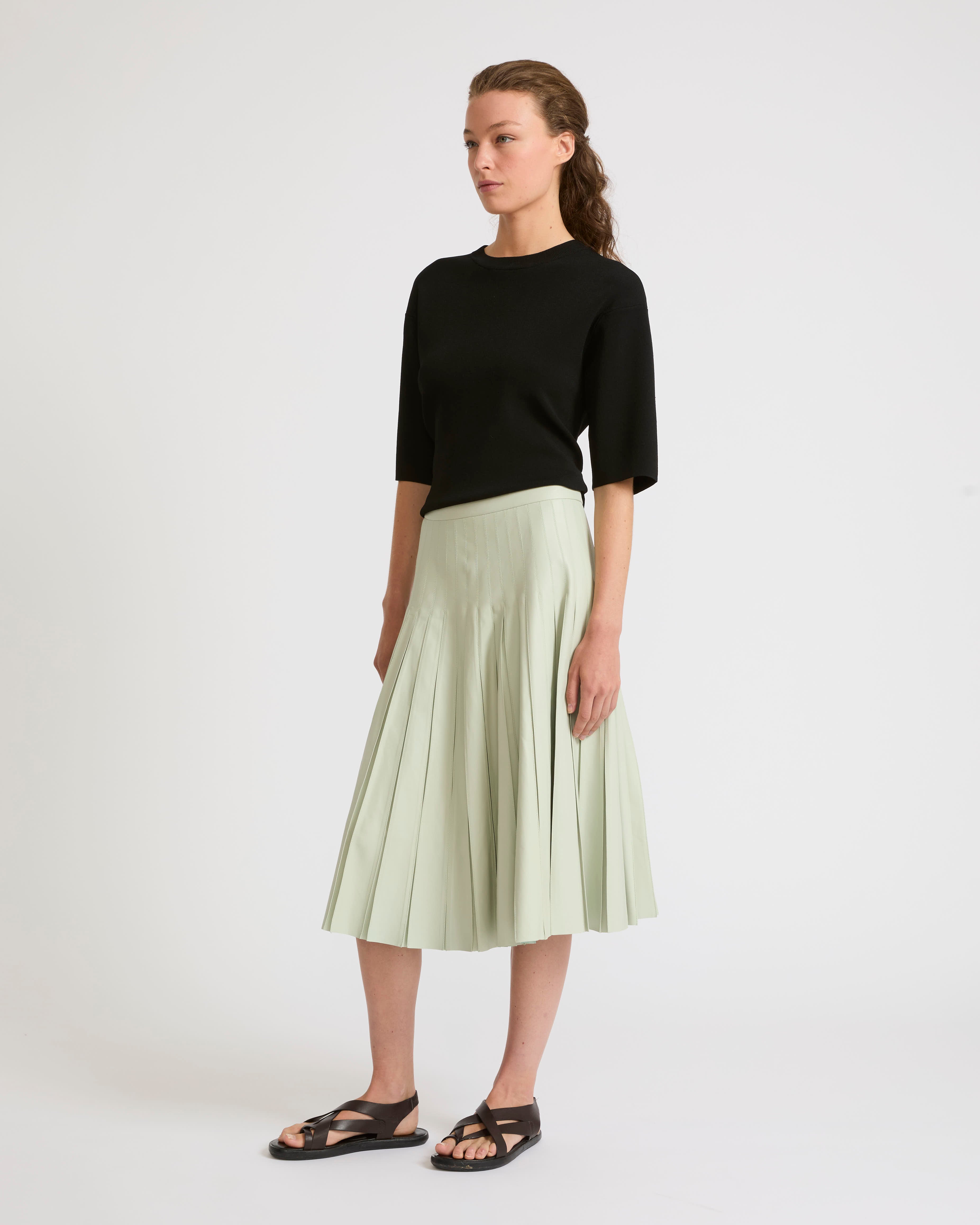 【BARNEYS NEW YORK】羊革・キャメル色・イタリア製・タイトスカート 細かい子羊の革のプリーツスカート - グリーン - Yves Salomon