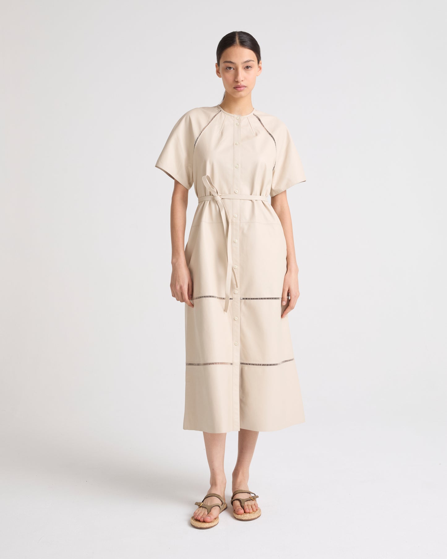 Robe ceinturée en cuir d'agneau avec jour échelle