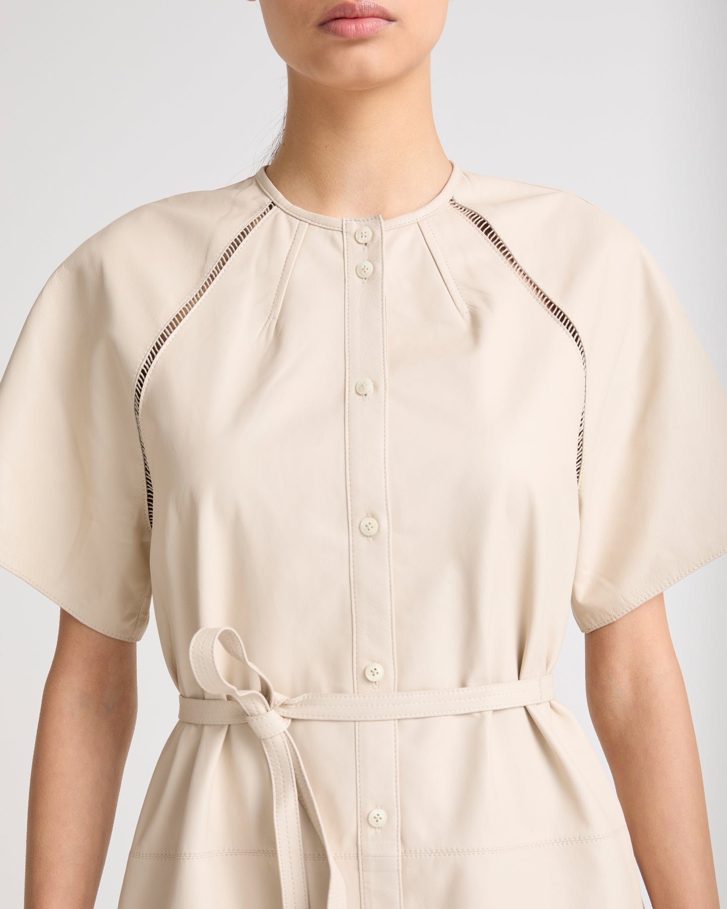 Robe ceinturée en cuir d'agneau avec jour échelle