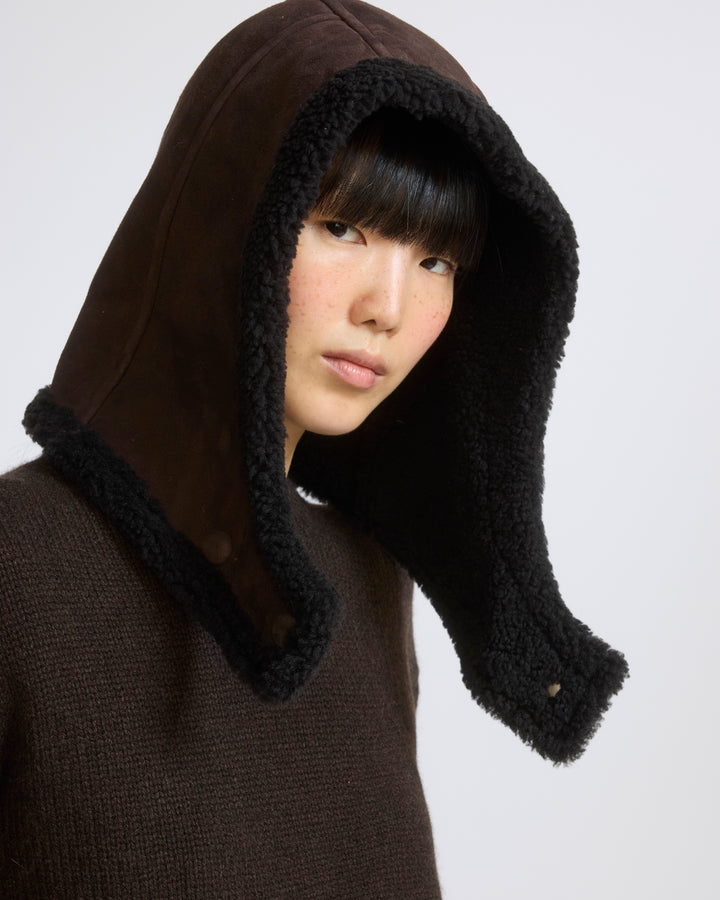 Capuche en agneau Mérinos bouclé et cuir