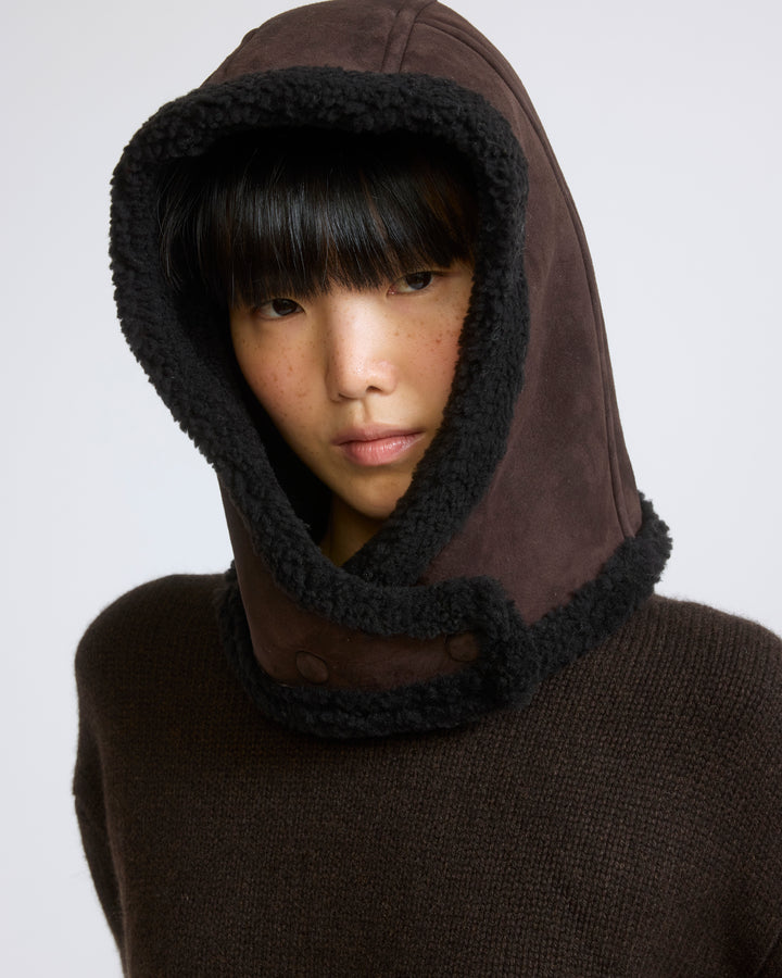 Capuche en agneau Mérinos bouclé et cuir