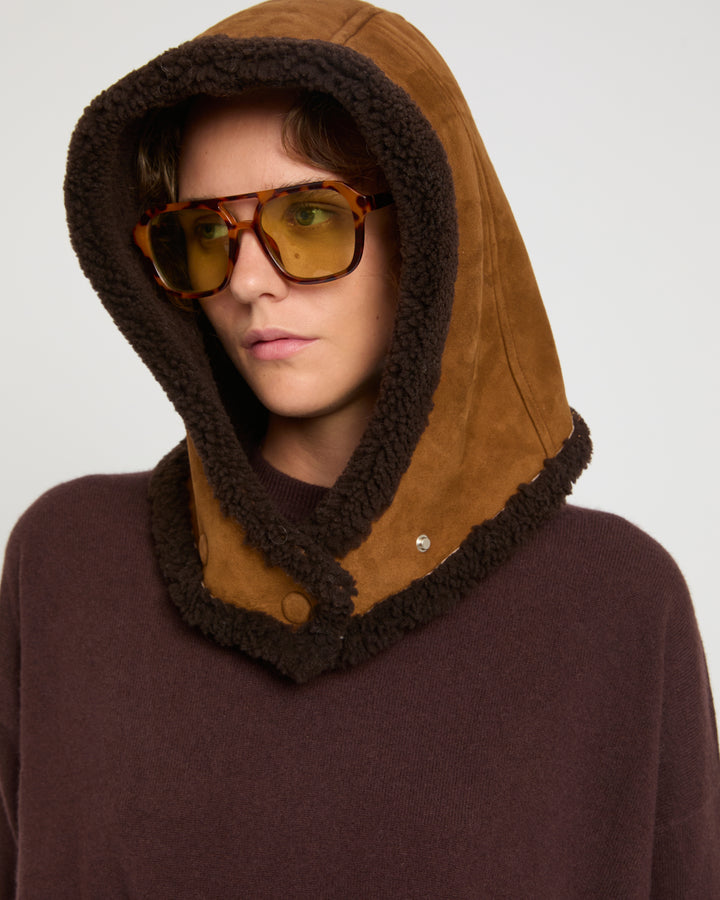 Capuche en agneau Mérinos bouclé et cuir