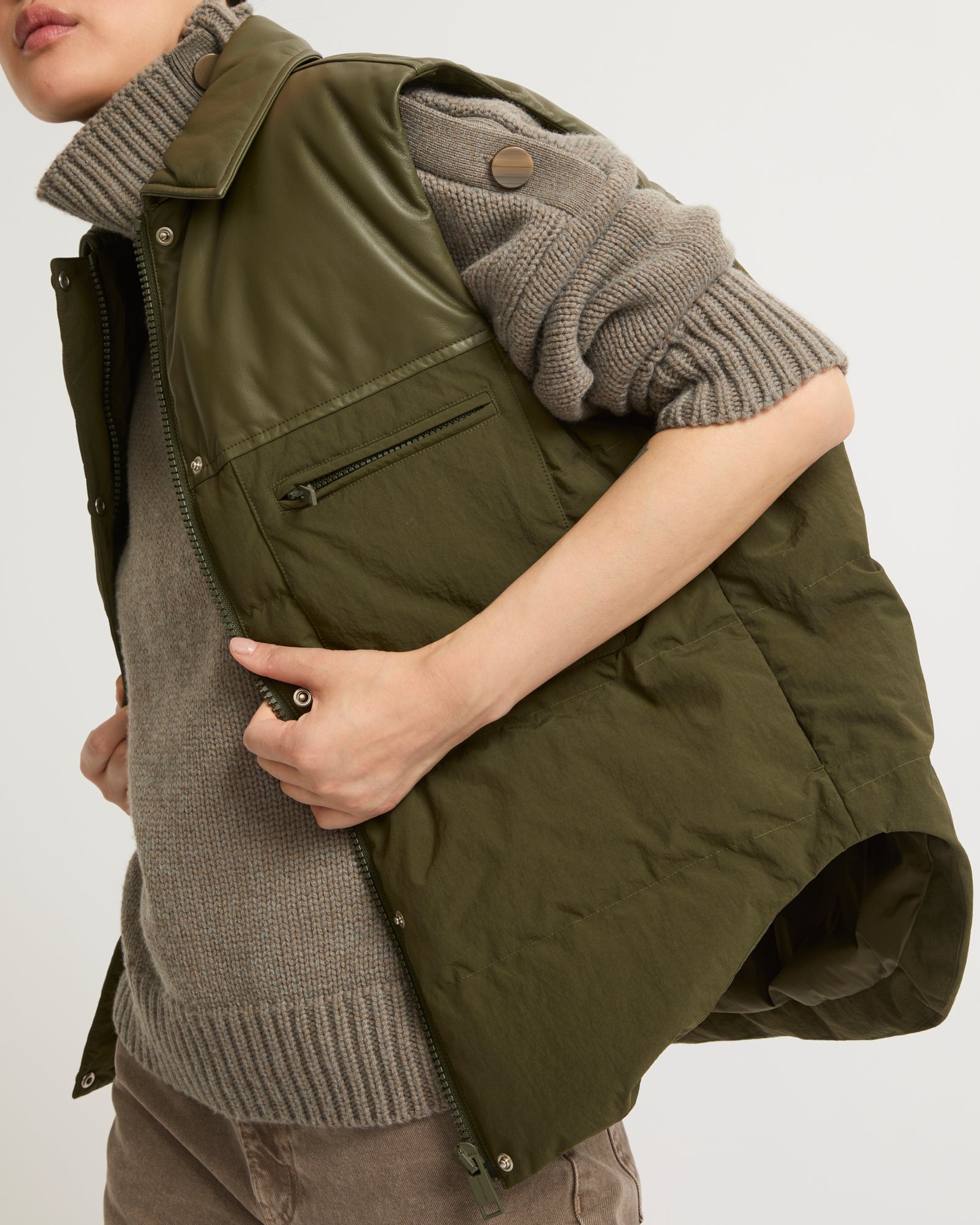 Soldes d'hiver  - Yves Salomon -Gilet doudoune en mix cuir et tissu technique