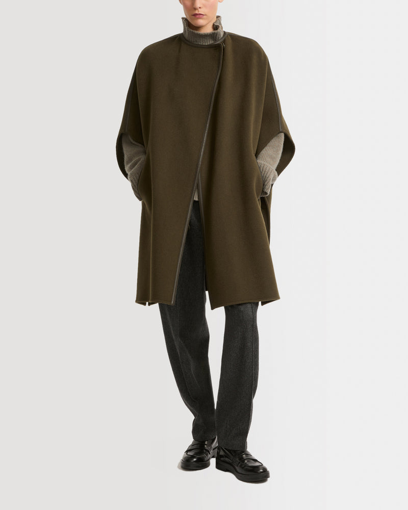 Cape en lainage cachemire double-face avec boutons en cuir