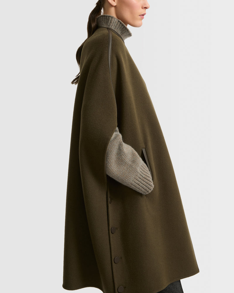 Cape en lainage cachemire double-face avec boutons en cuir