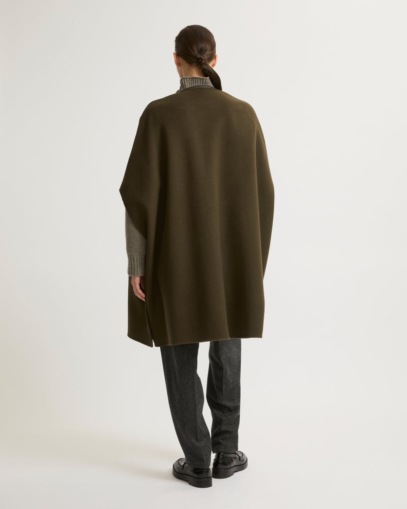Cape en lainage cachemire double-face avec boutons en cuir