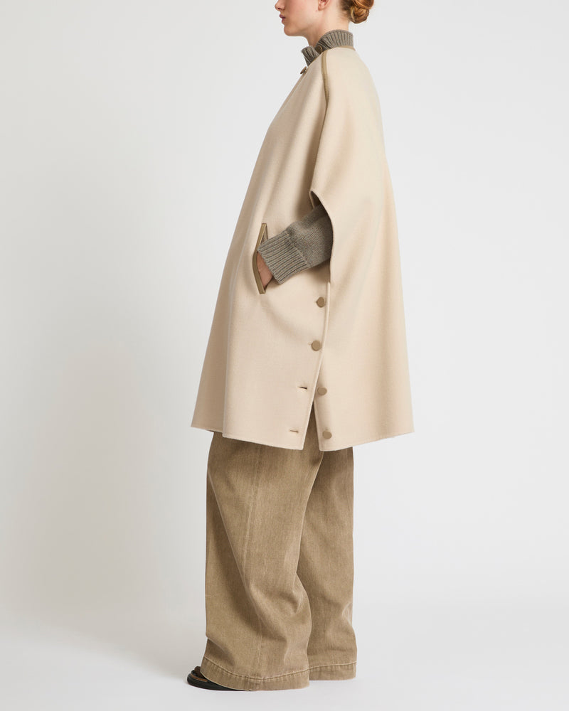 Cape en lainage cachemire double-face avec boutons en cuir