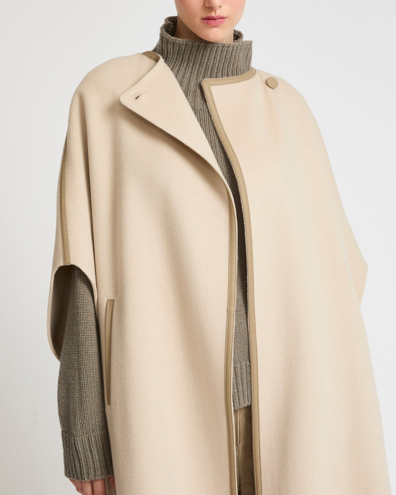 Cape en lainage cachemire double-face avec boutons en cuir