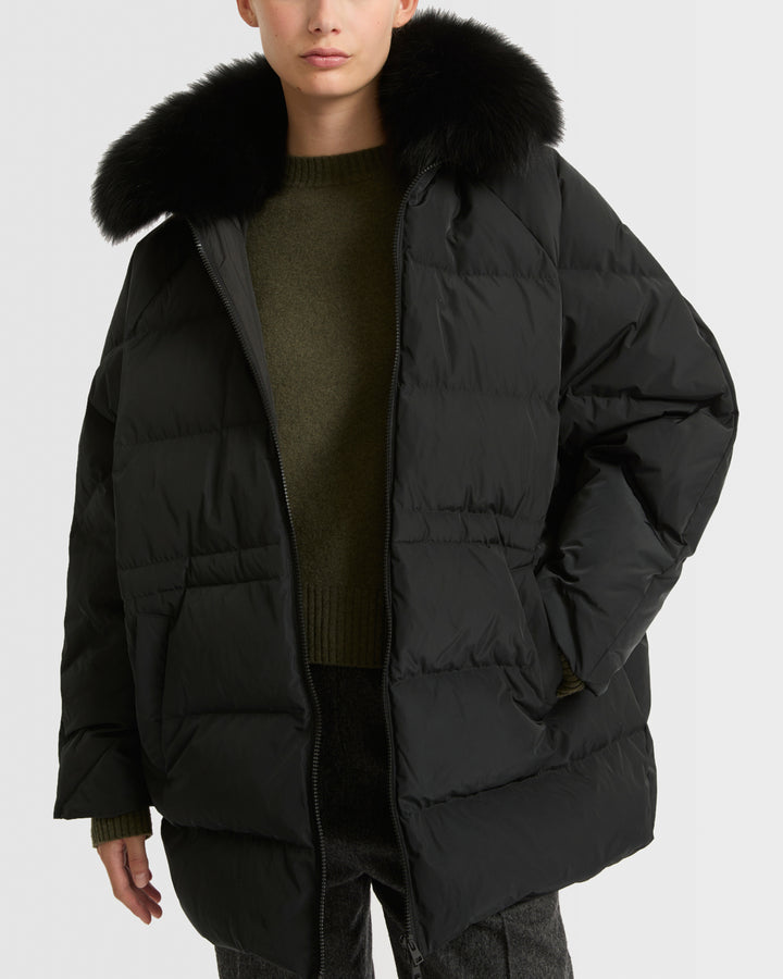 Doudoune cape en tissu technique et col amovible en fourrure de renard