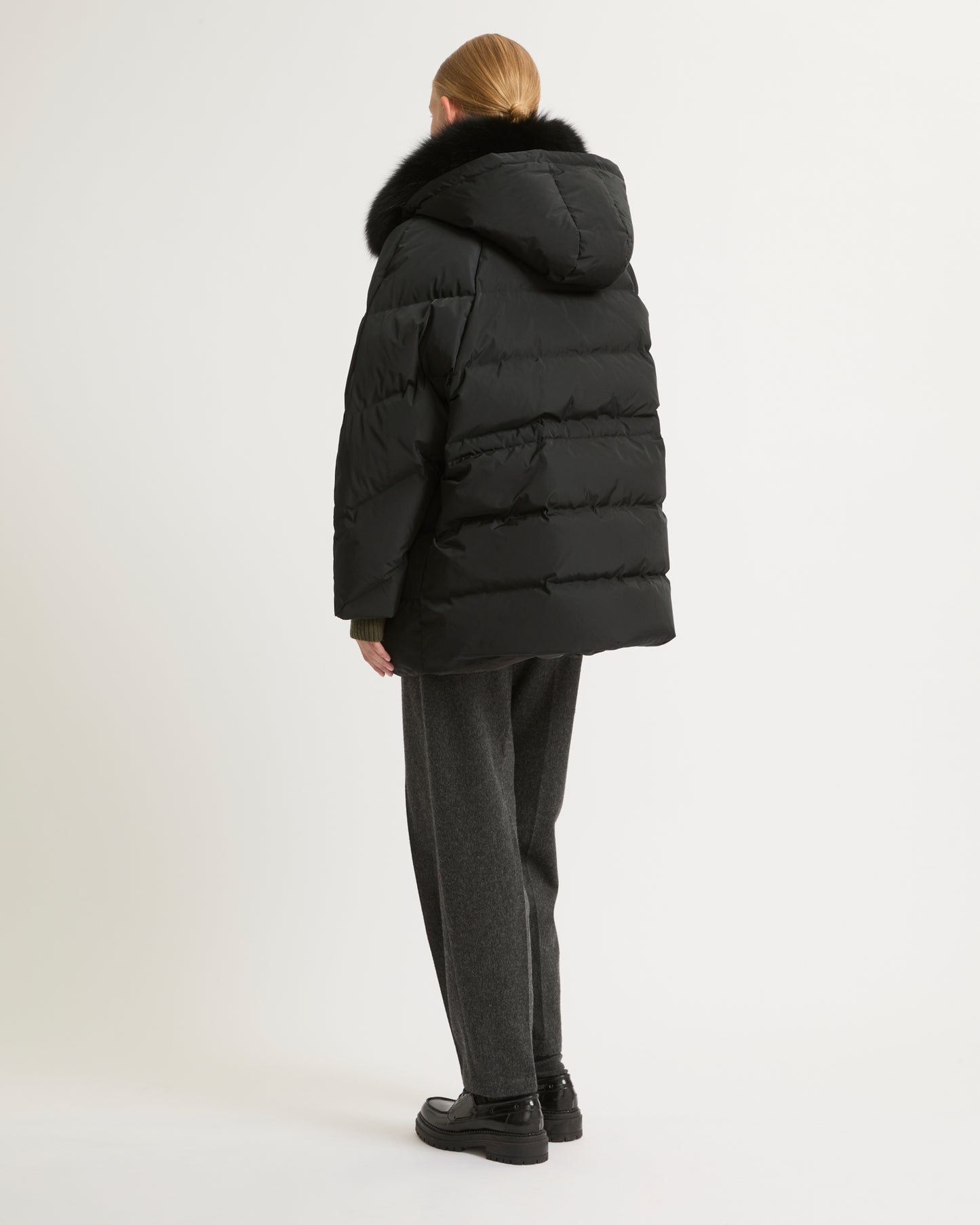 Doudoune cape en tissu technique et col amovible en fourrure de renard