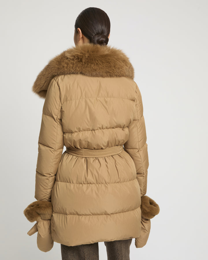 Doudoune longue ceinturée en tissu technique et col amovible en fourrure de renard
