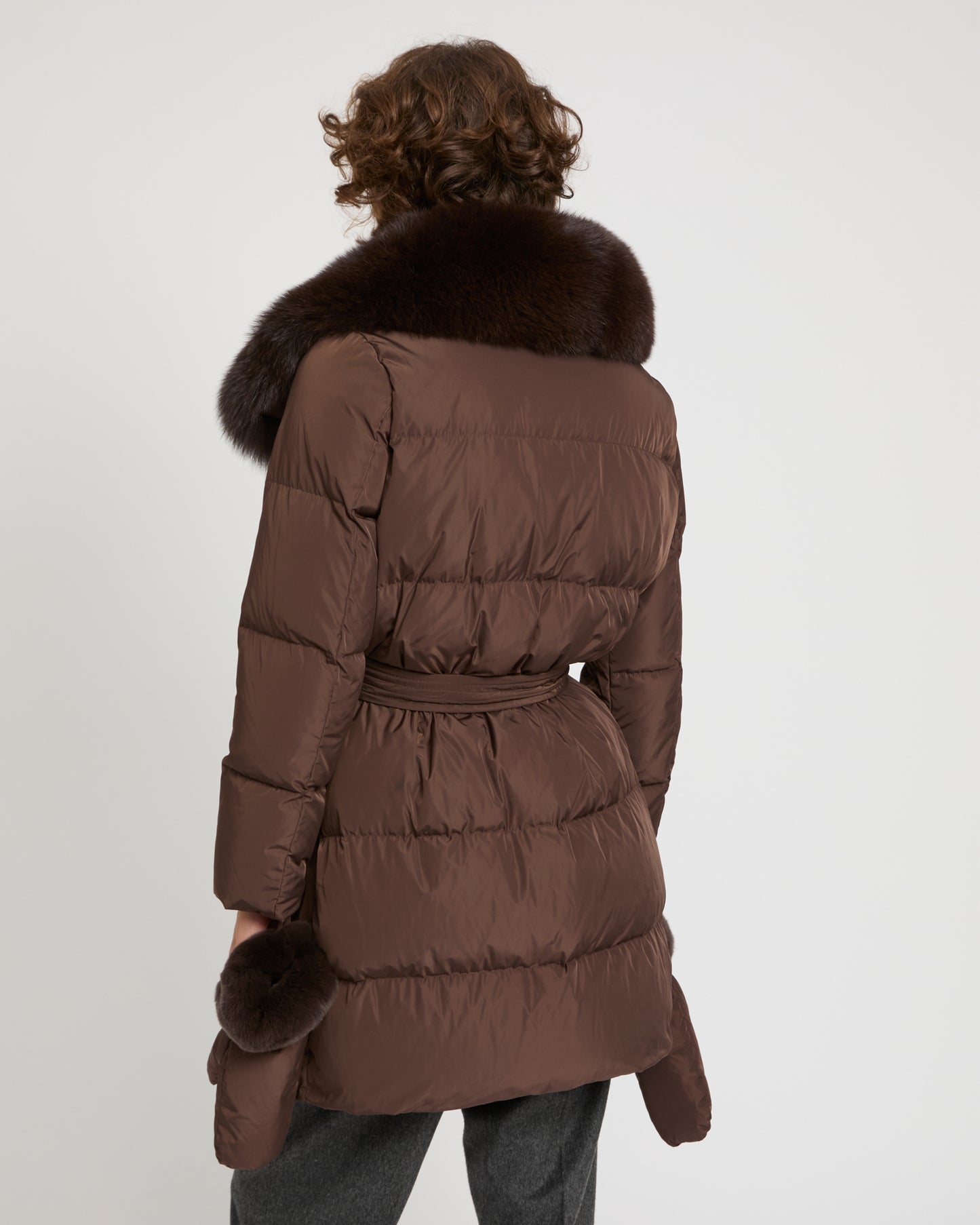 Doudoune longue ceinturée en tissu technique et col amovible en fourrure de renard