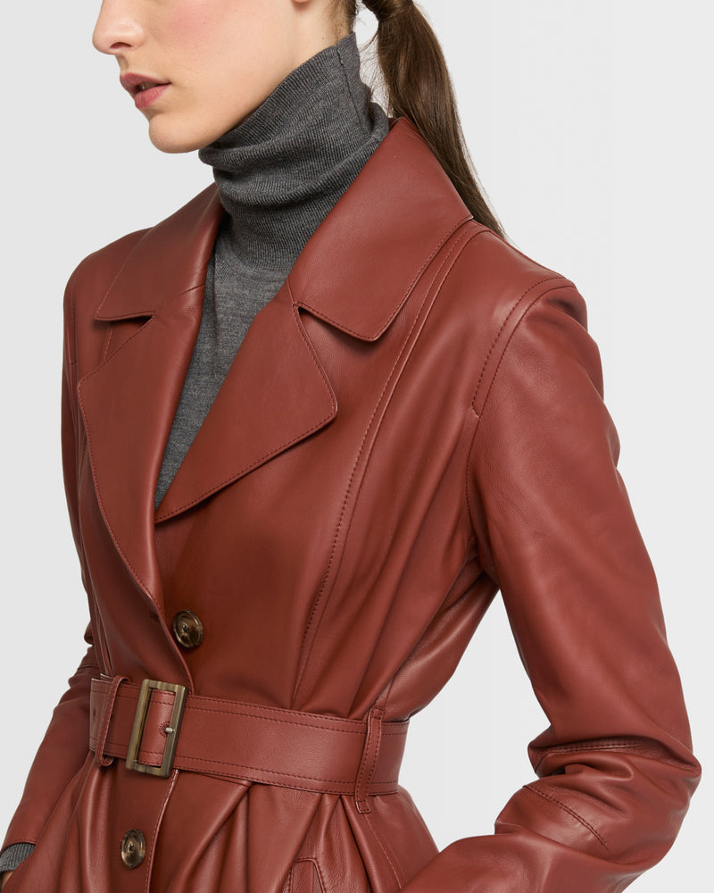 Trench long silhouetté en cuir d'agneau