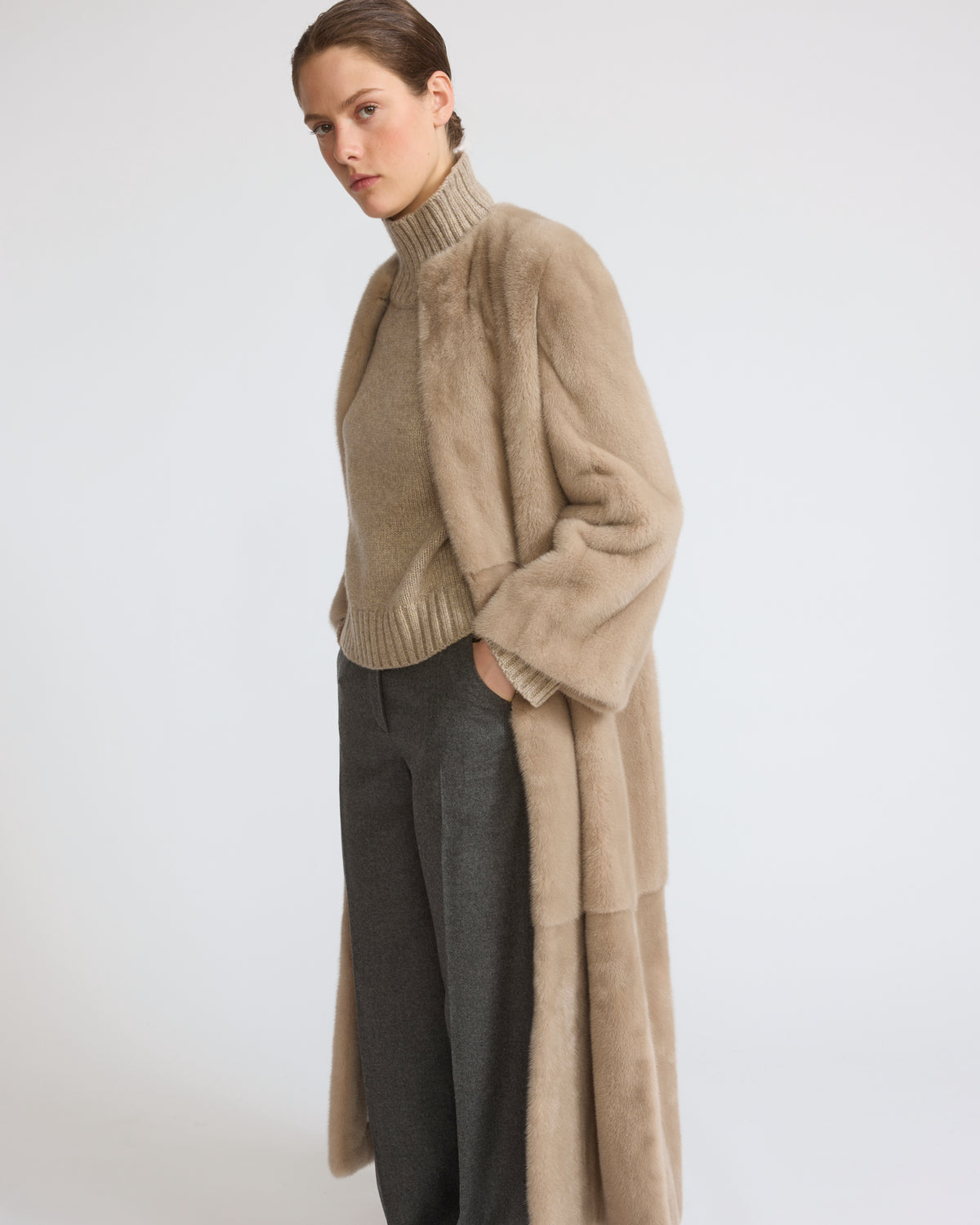 Manteau long ceinturé en fourrure de vison long poil - Yves Salomon - Nouvelle collection Automne Hiver