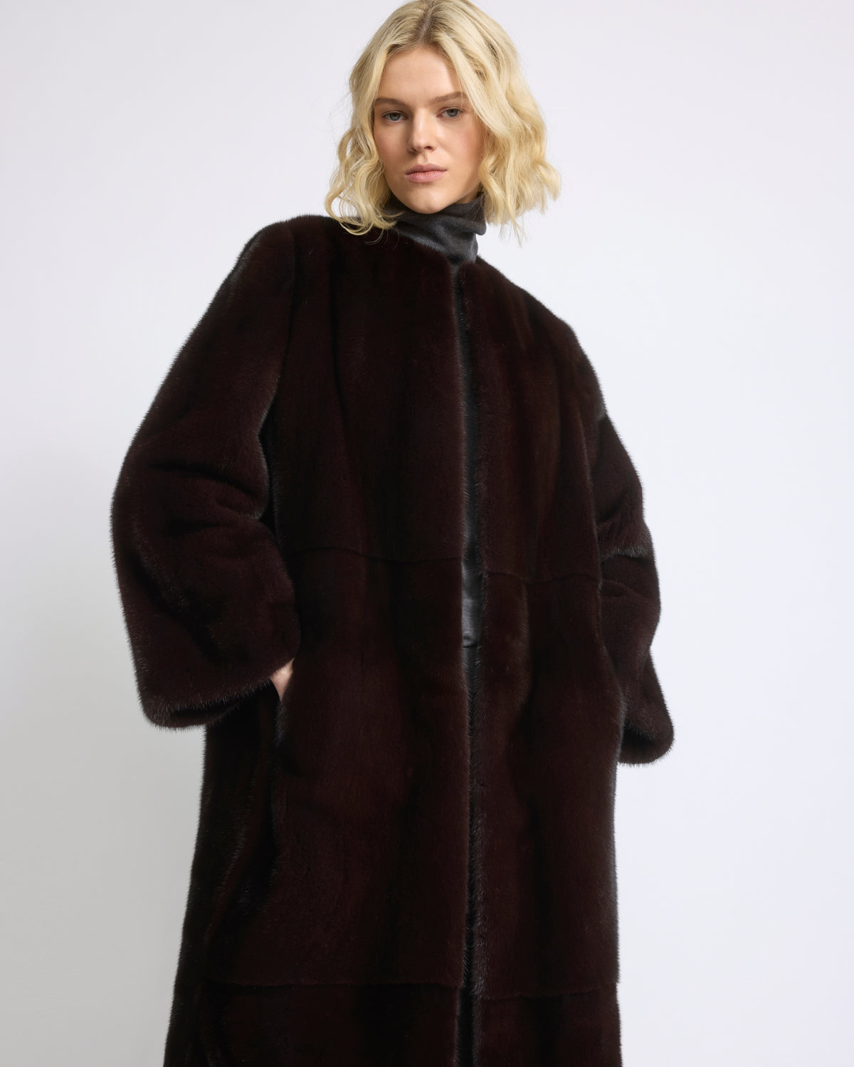Manteau long ceinturé en fourrure de vison long poil - Yves Salomon - Nouvelle collection Automne Hiver