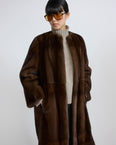 Manteau long ceinturé en fourrure de vison long poil
