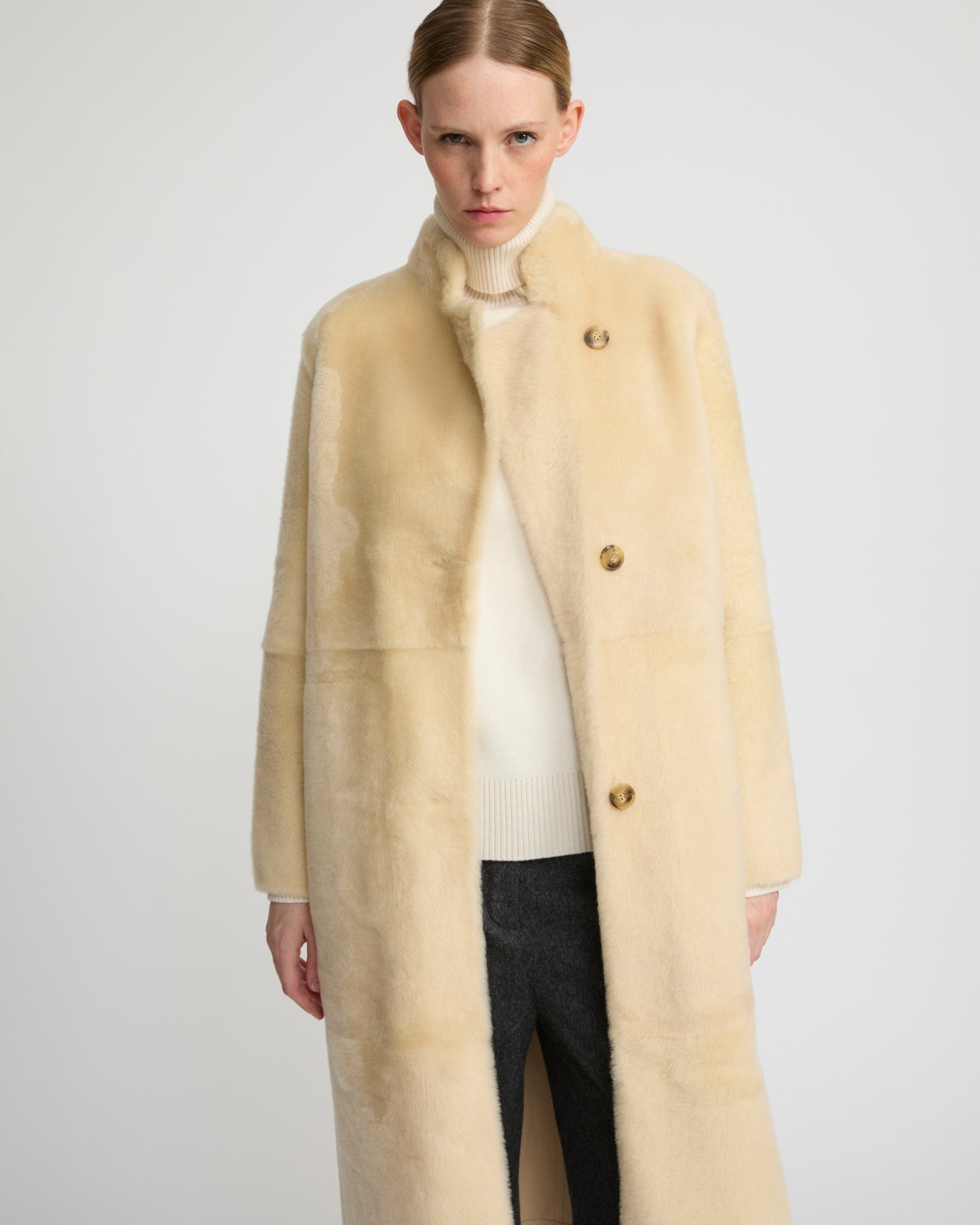 Manteau droit ceinturé en peau lainée
