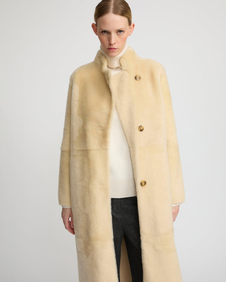 Manteau droit ceinturé en peau lainée