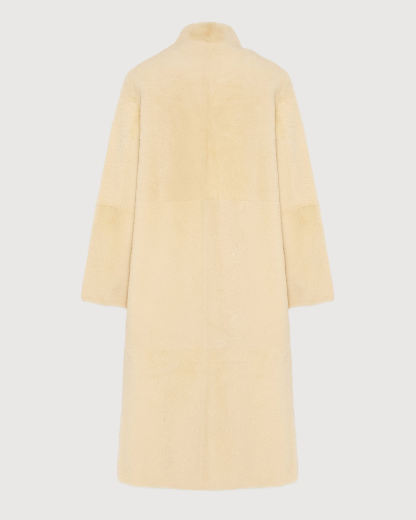 Manteau droit ceinturé en peau lainée