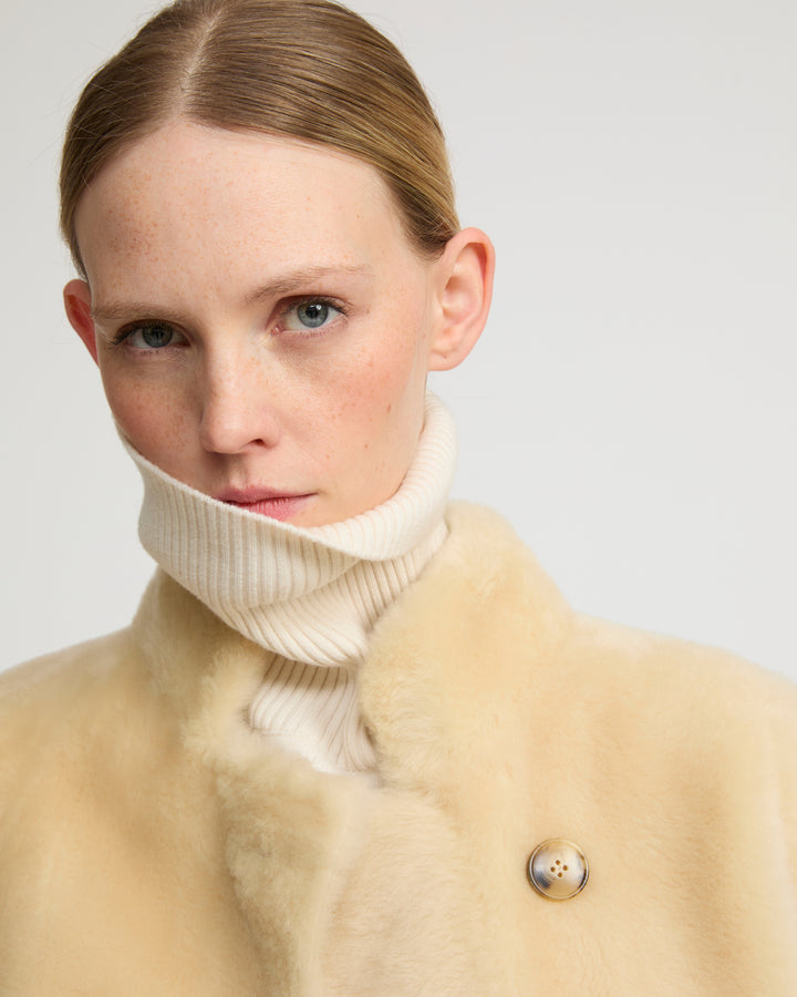 Manteau droit ceinturé en peau lainée