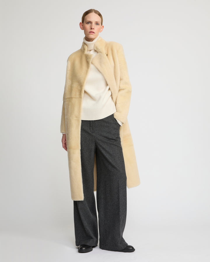 Manteau droit ceinturé en peau lainée
