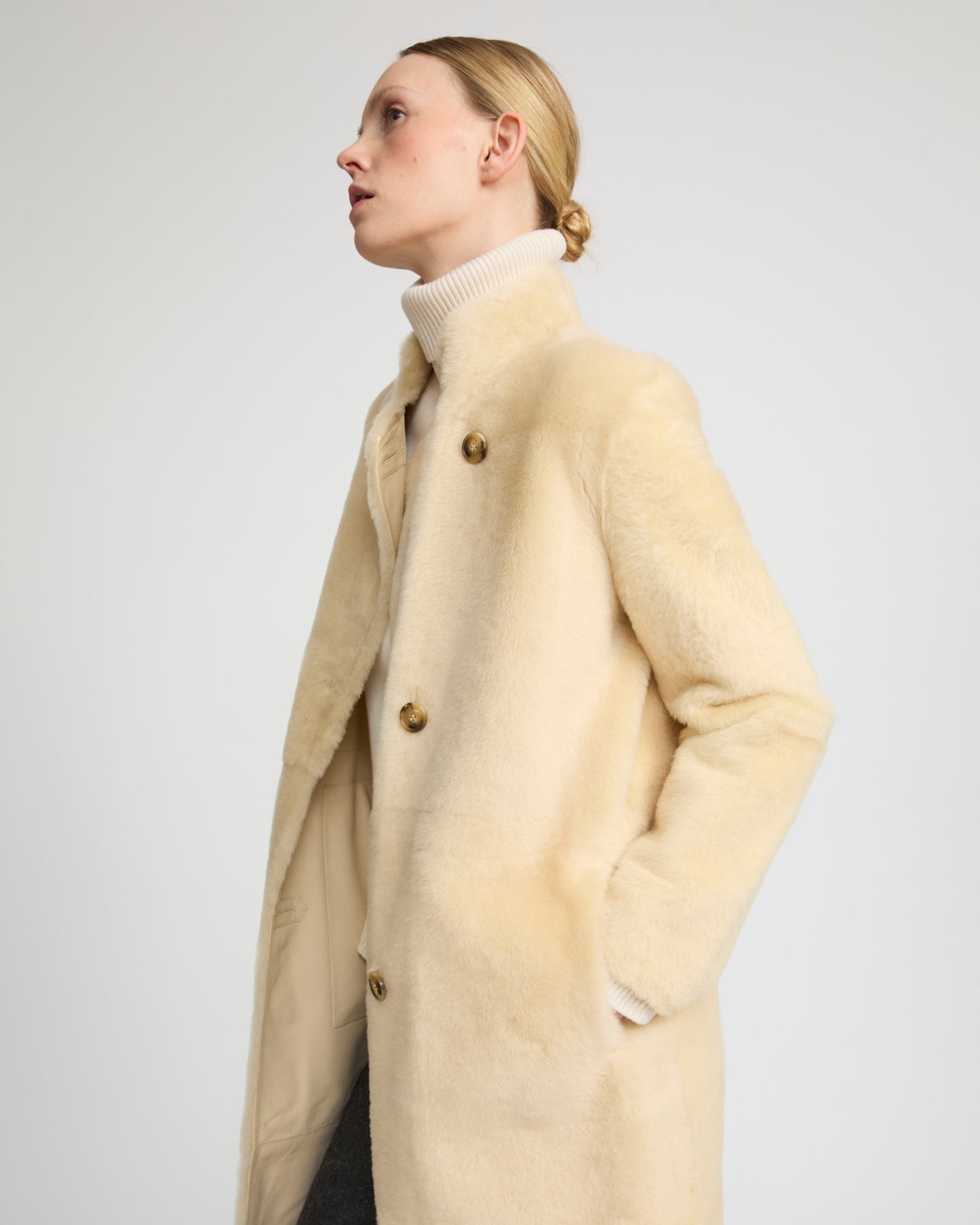 Manteau droit ceinturé en peau lainée