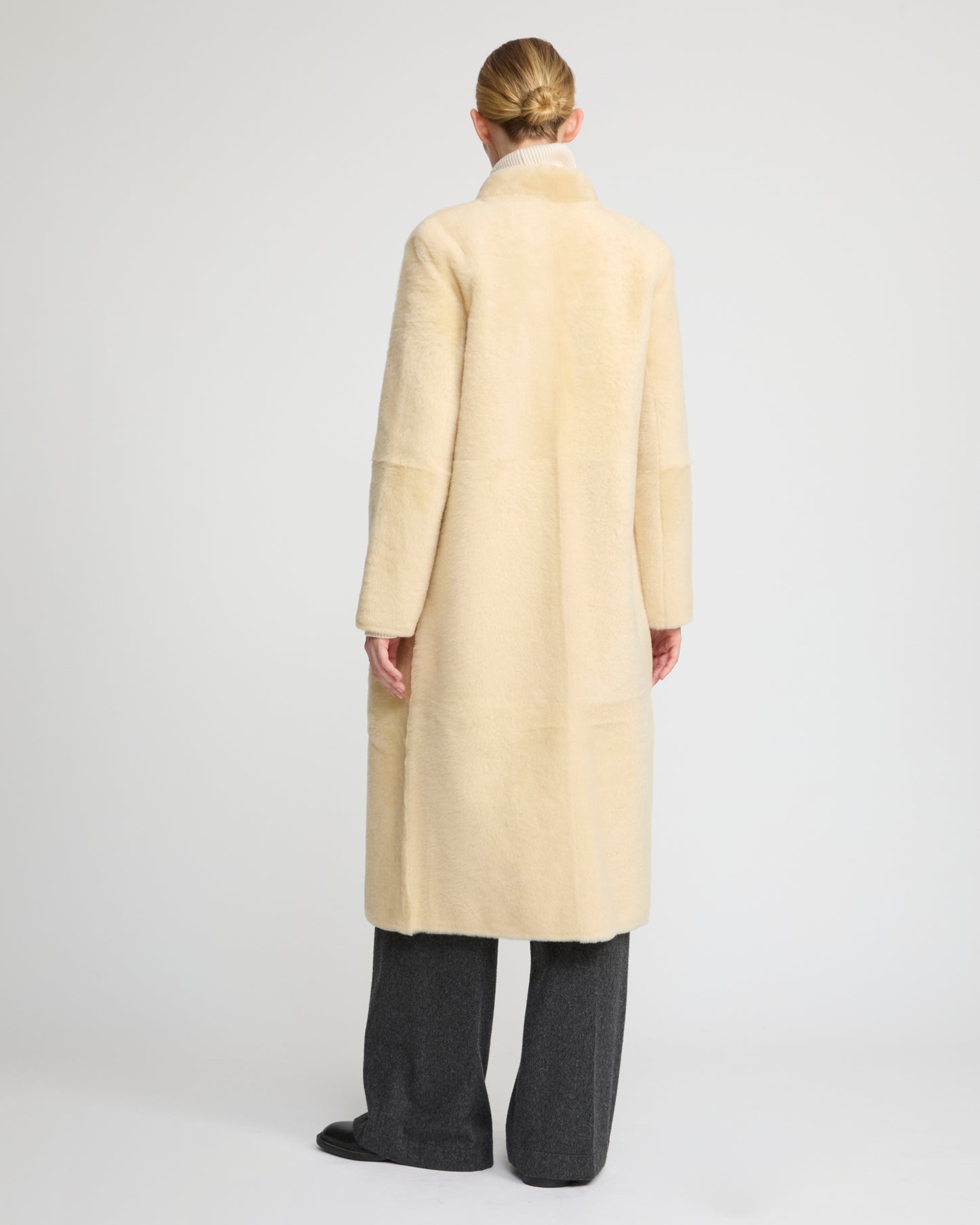 Manteau droit ceinturé en peau lainée