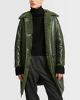Manteau droit col plat en mérinos vernis