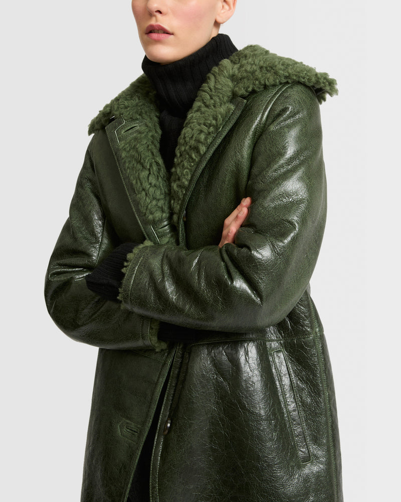 Manteau droit col plat en mérinos vernis