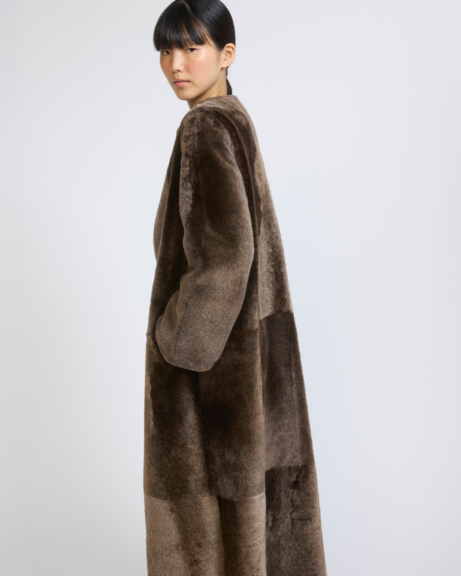 Manteau extra long en peau lainée d'agneau