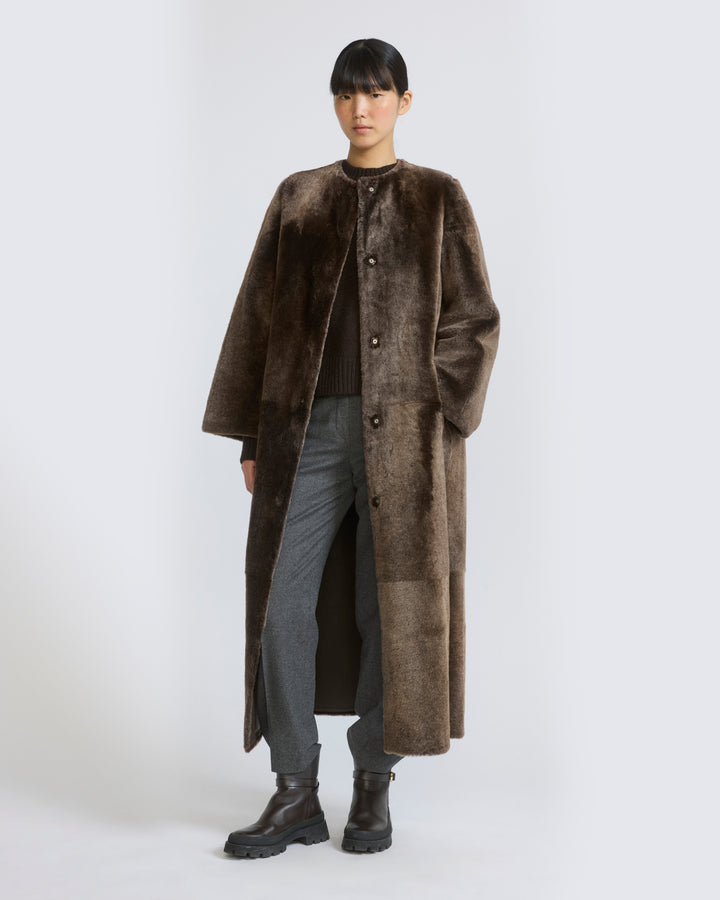 Manteau extra long en peau lainée d'agneau