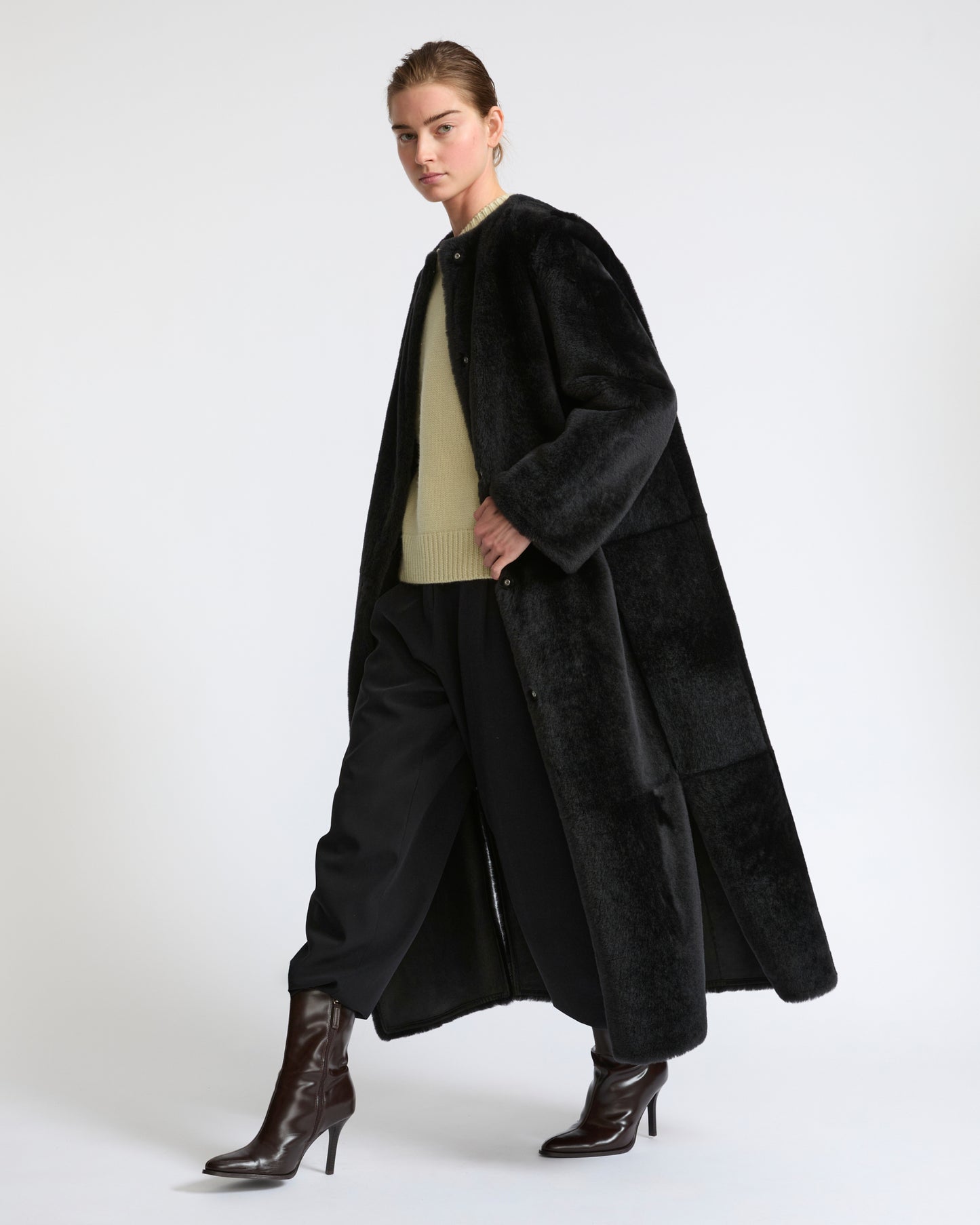 Manteau extra long en peau lainée d'agneau- Yves Salomon - Nouvelle collection Automne Hiver