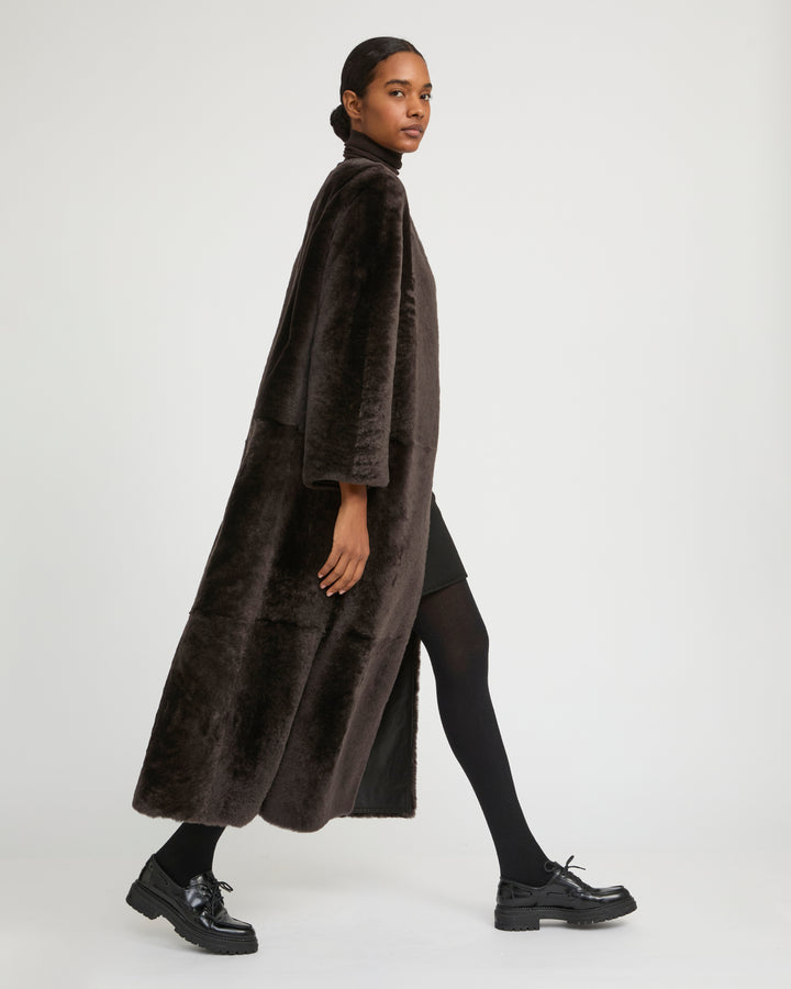 Manteau extra long en peau lainée d'agneau