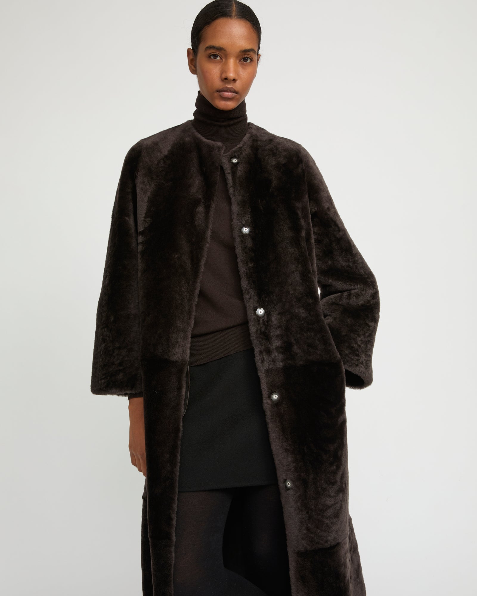 Manteau extra long en peau lainée d'agneau -Yves Salomon