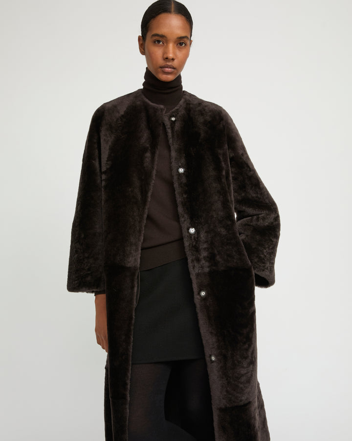 Manteau extra long en peau lainée d'agneau