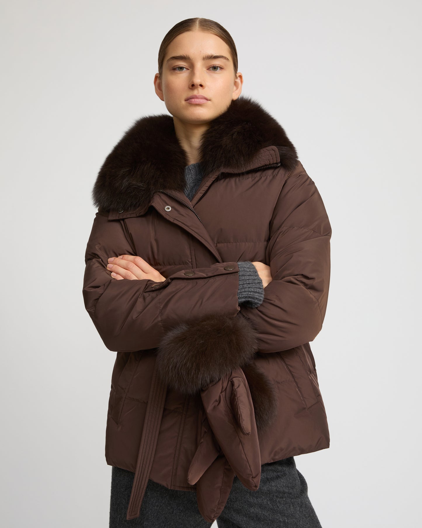 Doudoune ceinturée en tissu technique et col amovible en fourrure de renard