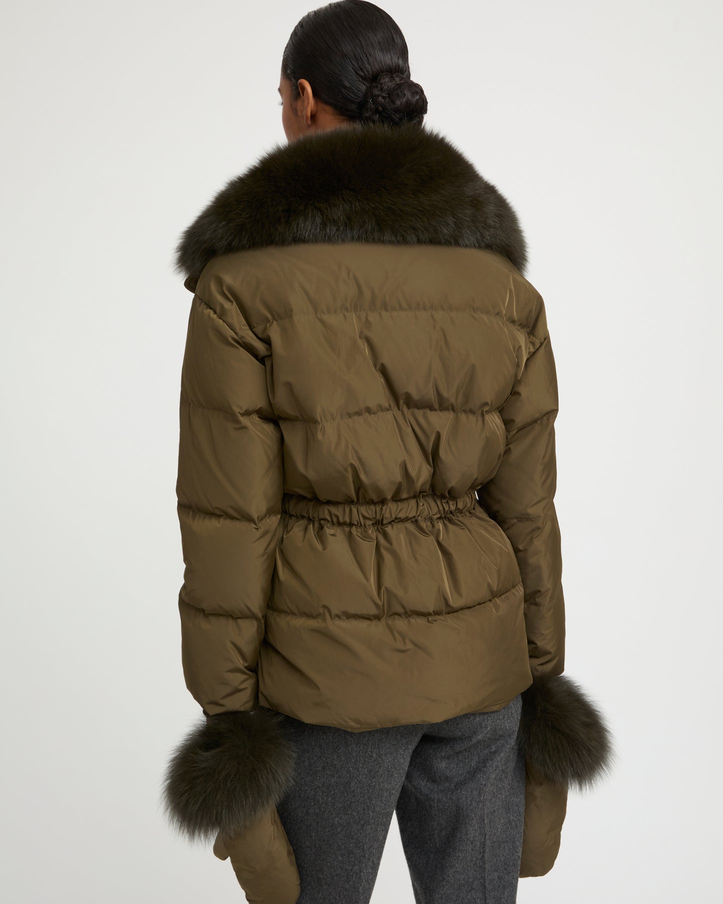 Doudoune ceinturée en tissu technique et col amovible en fourrure de renard