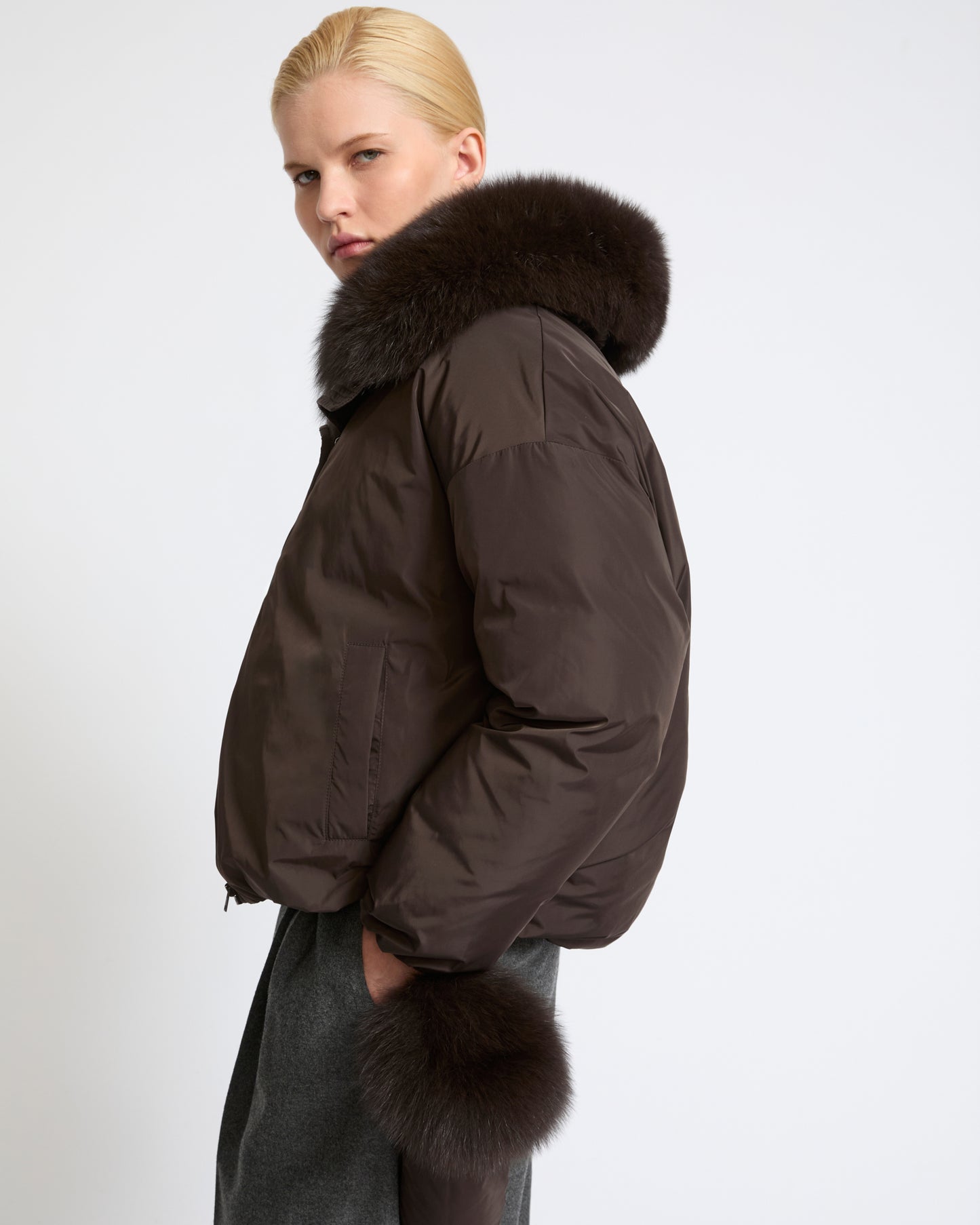 Doudoune courte en tissu technique et col amovible en fourrure de renard- Yves Salomon - Nouvelle collection Automne Hiver