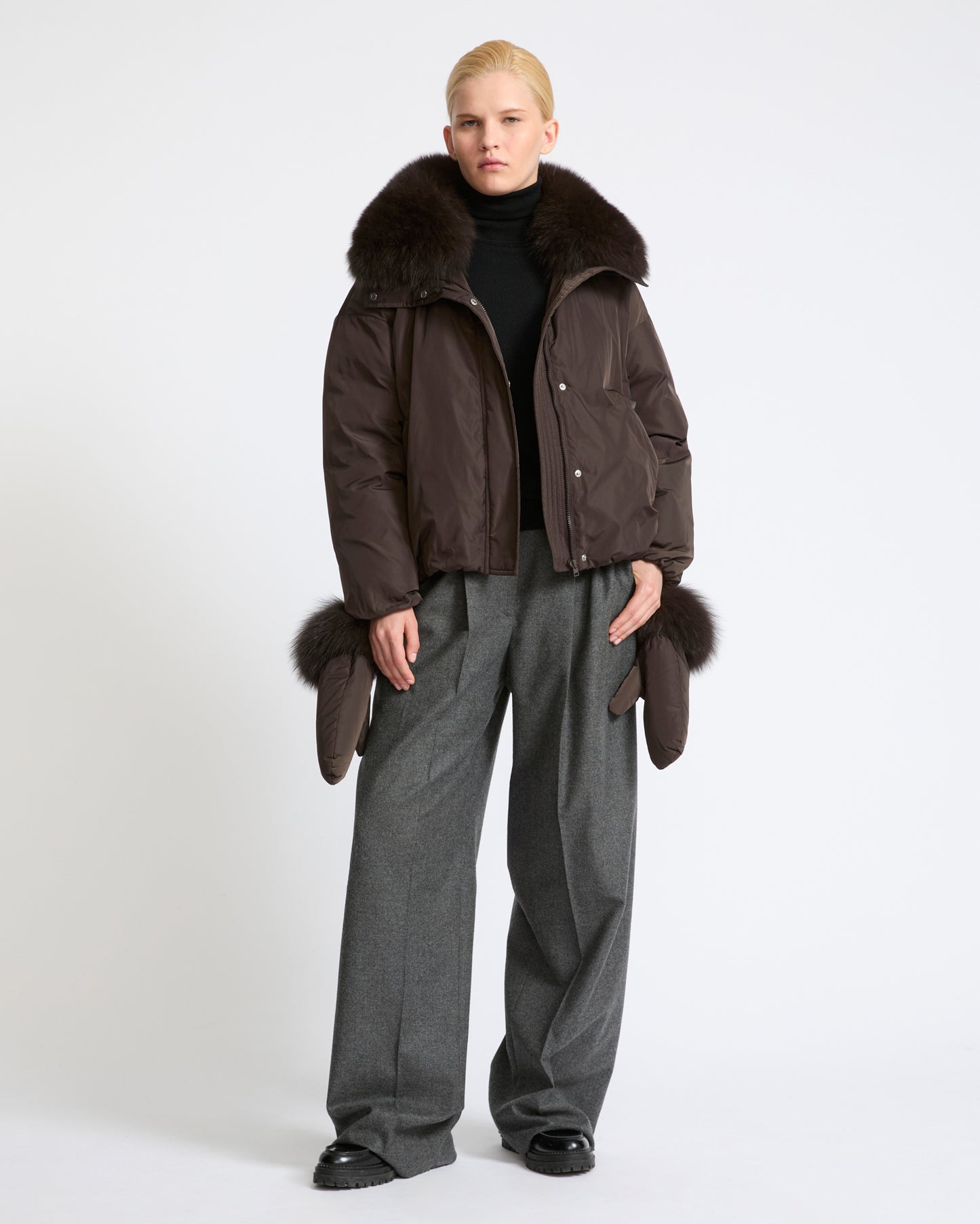 Doudoune courte en tissu technique et col amovible en fourrure de renard- Yves Salomon - Nouvelle collection Automne Hiver