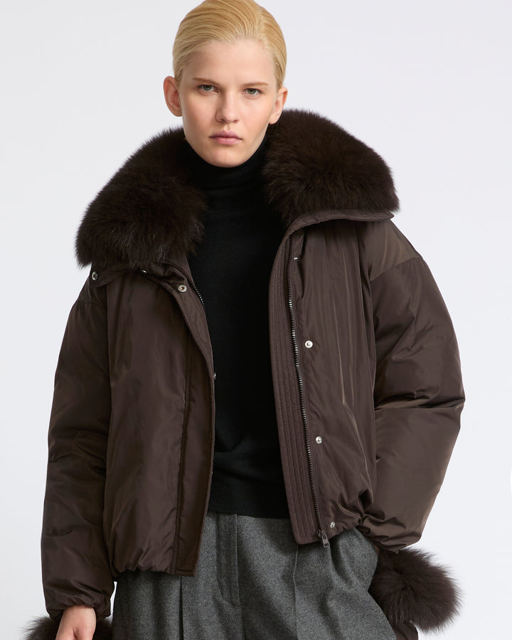 Doudoune courte en tissu technique et col amovible en fourrure de renard- Yves Salomon - Nouvelle collection Automne Hiver