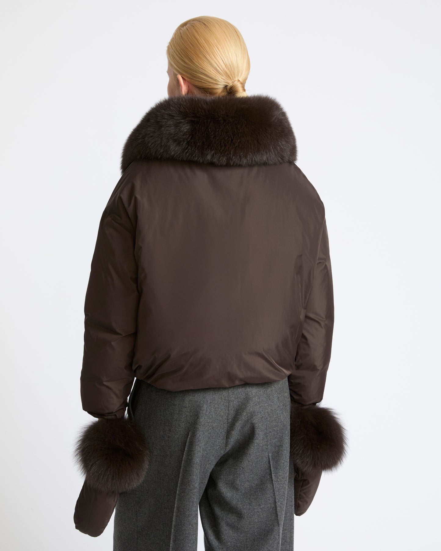 Doudoune courte en tissu technique et col amovible en fourrure de renard- Yves Salomon - Nouvelle collection Automne Hiver
