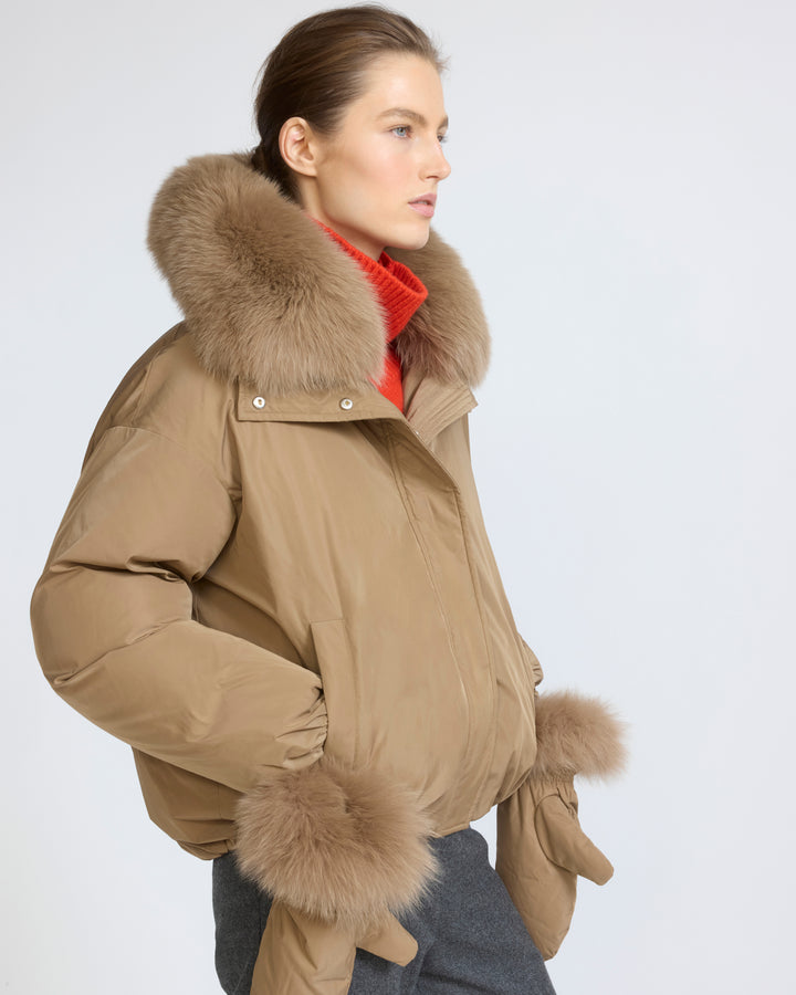 Doudoune courte en tissu technique et col amovible en fourrure de renard