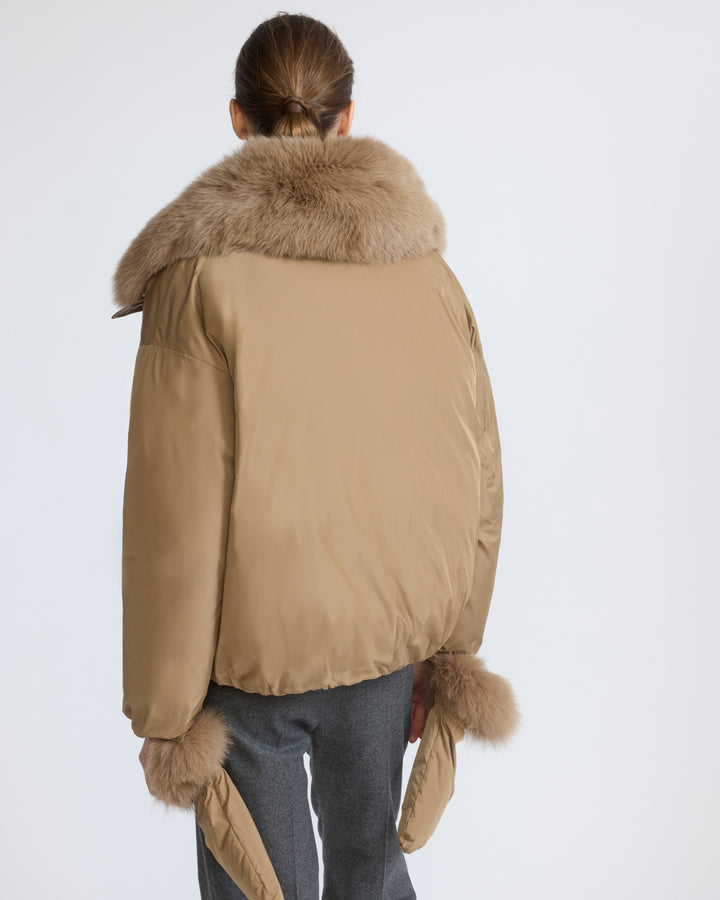 Doudoune courte en tissu technique et col amovible en fourrure de renard