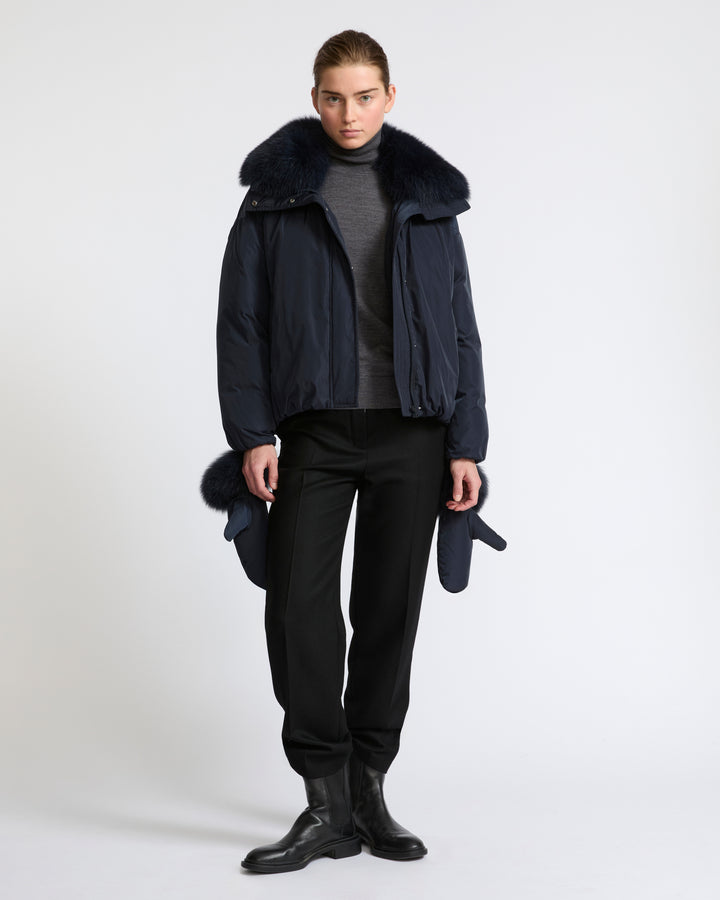 Doudoune courte en tissu technique et col amovible en fourrure de renard- Yves Salomon - Nouvelle collection Automne Hiver
