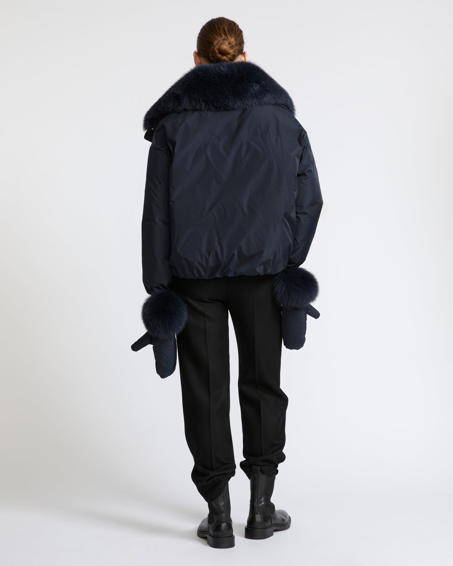Doudoune courte en tissu technique et col amovible en fourrure de renard- Yves Salomon - Nouvelle collection Automne Hiver