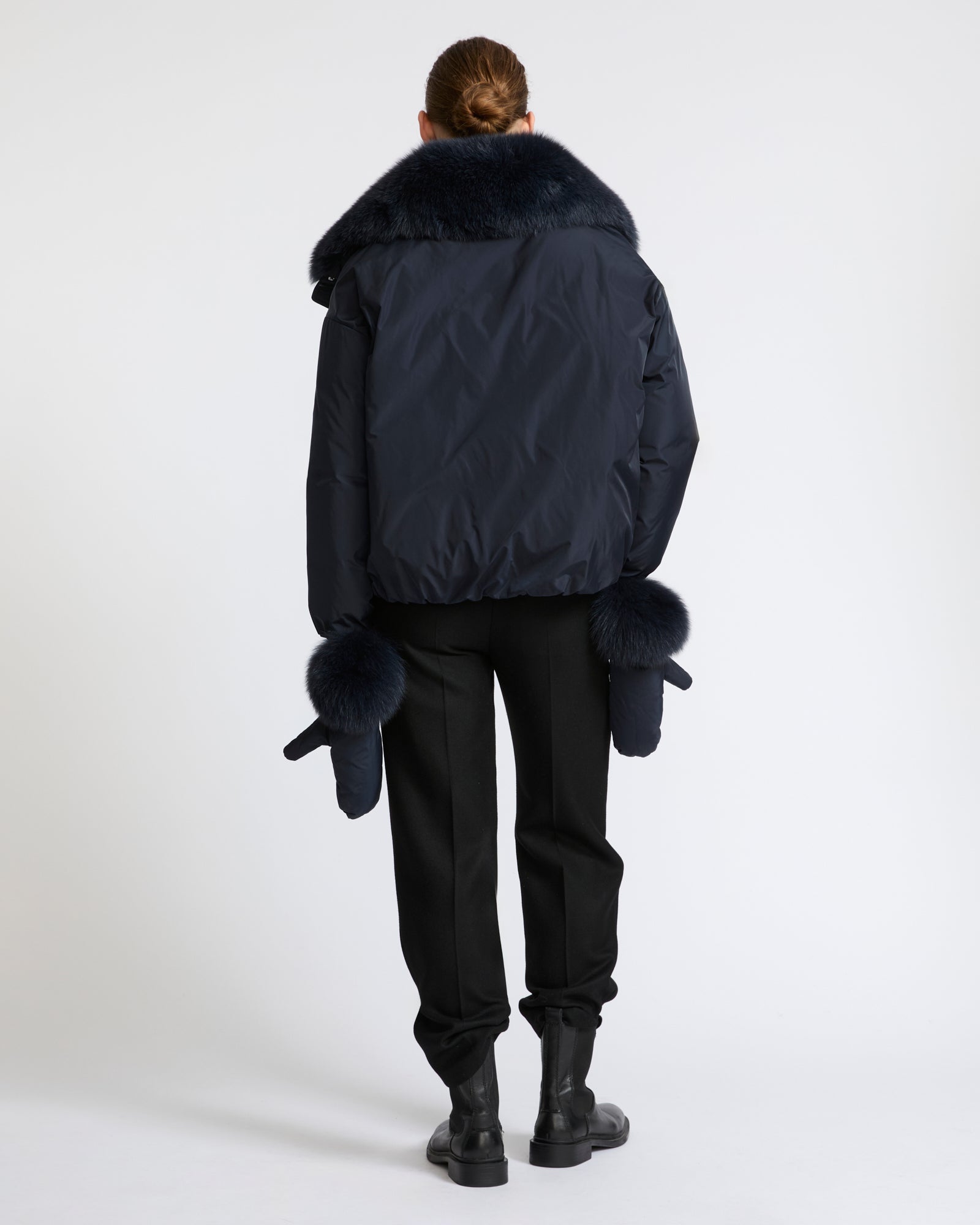 Doudoune courte en tissu technique et col amovible en fourrure de renard- Yves Salomon - Nouvelle collection Automne Hiver